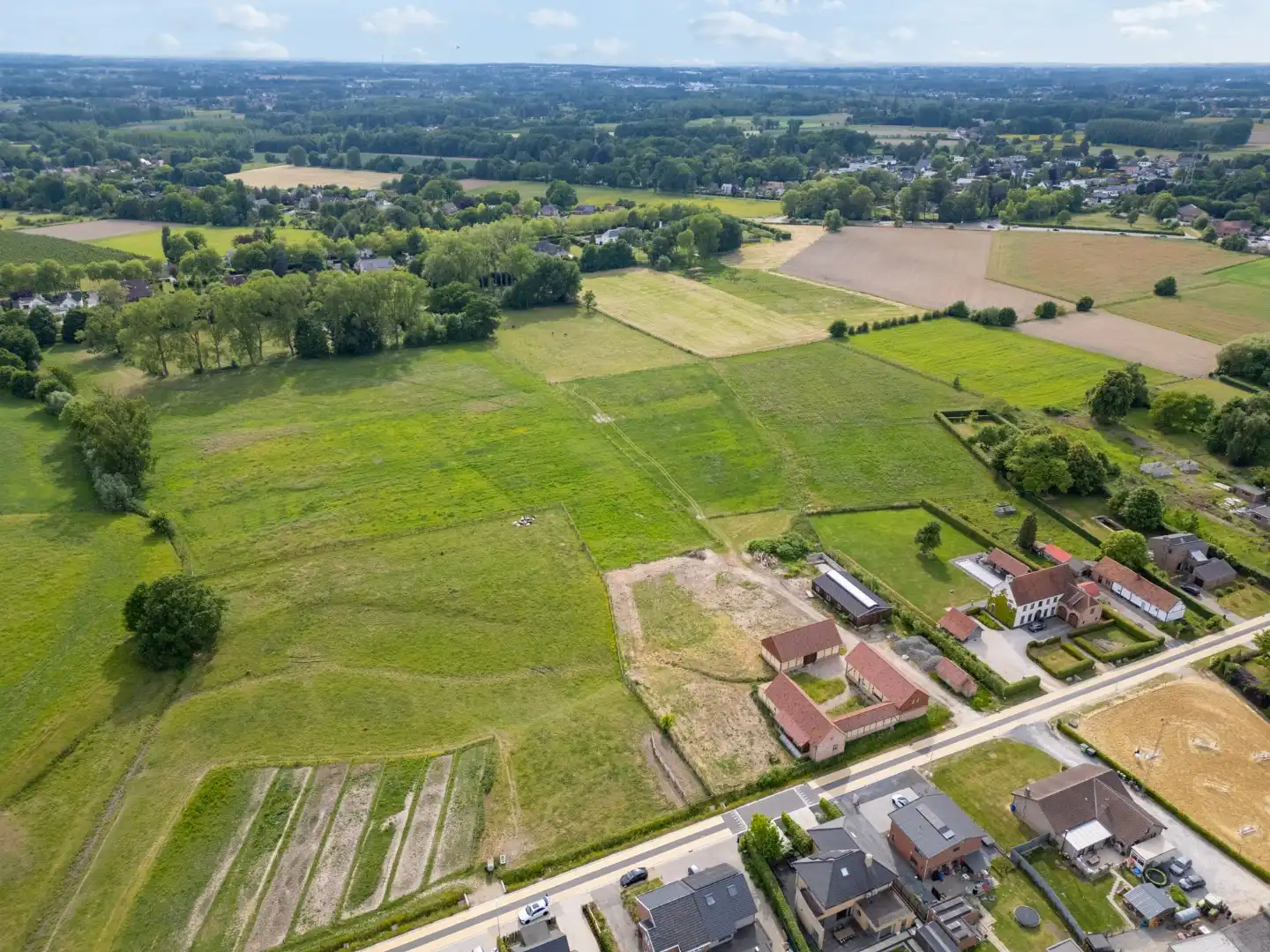 UNIEKE VIERKANTSHOEVE met paardenstallen op 7,34 hectare met vergunning voor zwembad en poolhouse foto 4