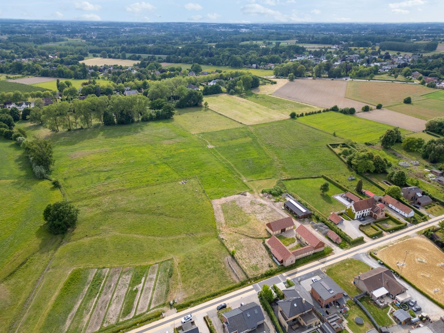 UNIEKE VIERKANTSHOEVE met paardenstallen op 7,34 hectare met vergunning voor zwembad en poolhouse foto 4