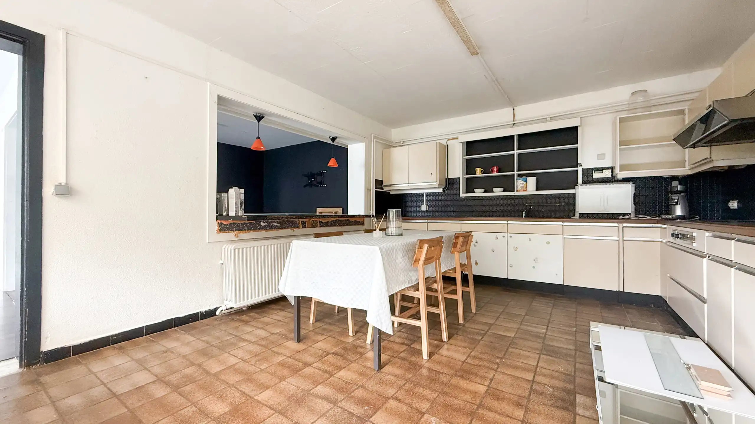 Deels gerenoveerde woning met ruime leefruimte en 3 slpkms! foto 6