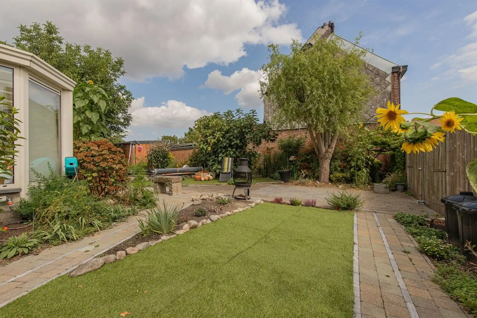Volledig gerenoveerde woning met zwemvijver en ruime garage foto 30