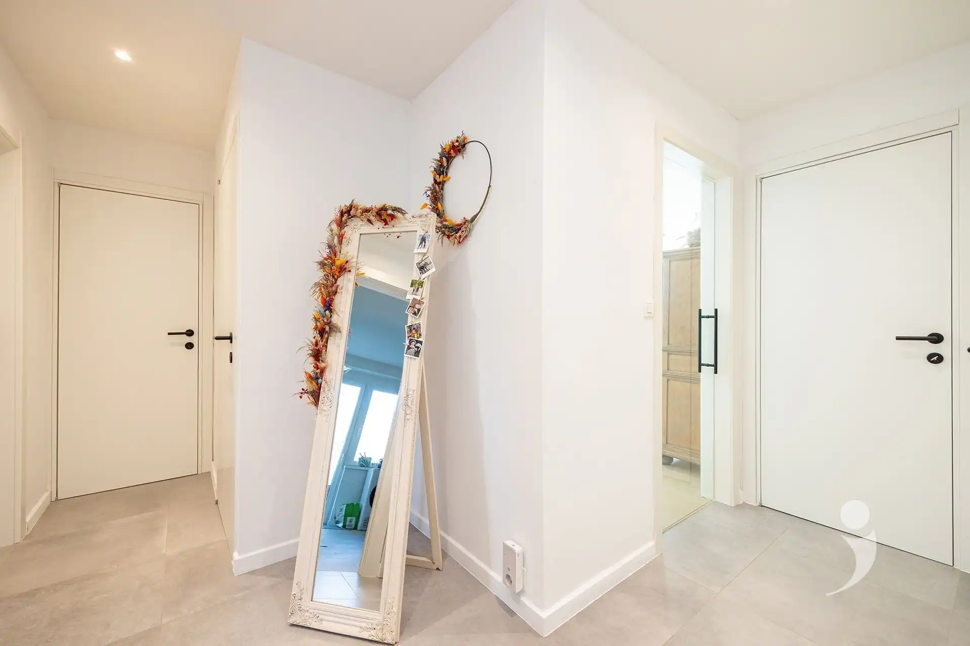 Gerenoveerd appartement met 2 slaapkamers, garagebox en staanplaats foto 15