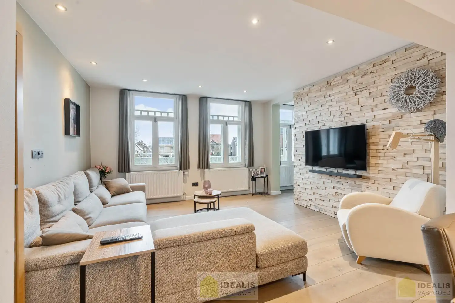 IDEALIS VASTGOED - Gerenoveerd duplex appartement gelegen op het Itterplein in het Brouwershof, kortom wonen op een unieke locatie in een pand met een rijke geschiedenis!! Dit ruime duplexappartement omvat maar liefst ca.155m² bewoonbare oppervlakte en voorzien van een ruime woonkamer met aansluitend keuken, badkamer voorzien van bad en douche, 3 slaapkamers en ruim dakterras. Uiterst geschikt voor kandidaten op zoek naar een instapklaar duplex appartement op een toplocatie midden in hartje Opitter, Bree! foto 11