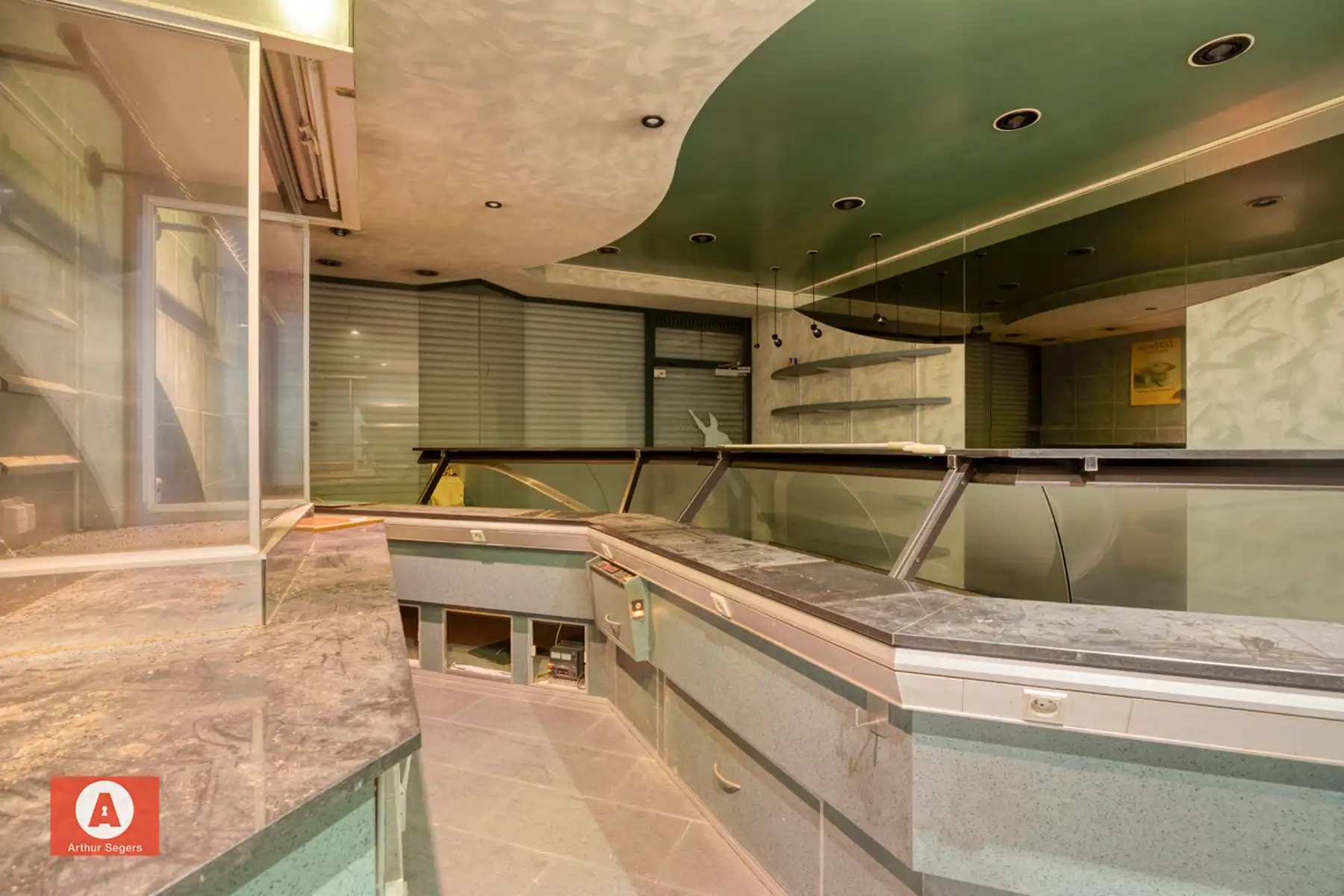 Te renoveren Handelshuis met woonst en inpandige garage.  foto 6