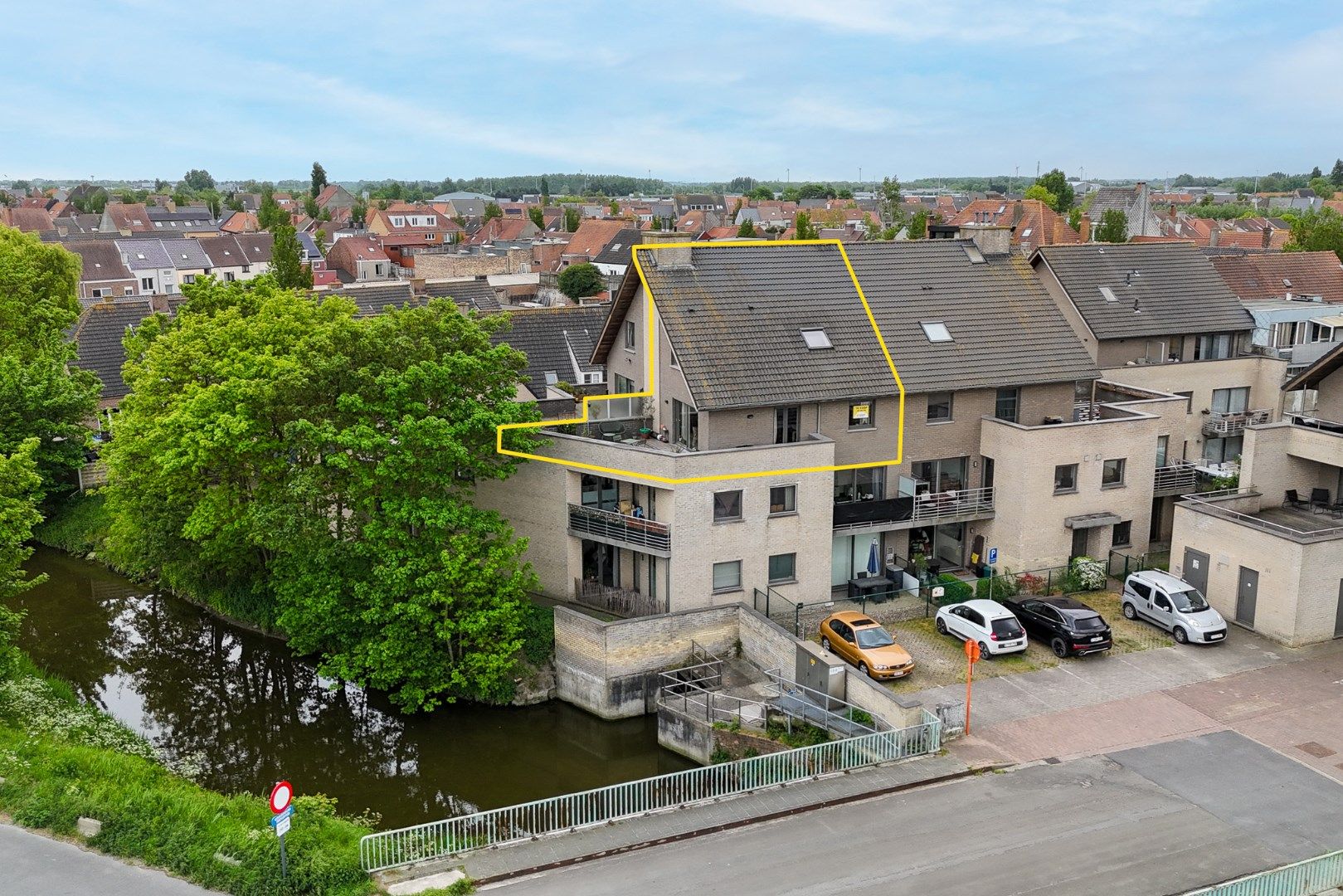 Lichtrijk duplexappartement met ruim terras in rustige doodlopende straat foto {{pictureIndex}}
