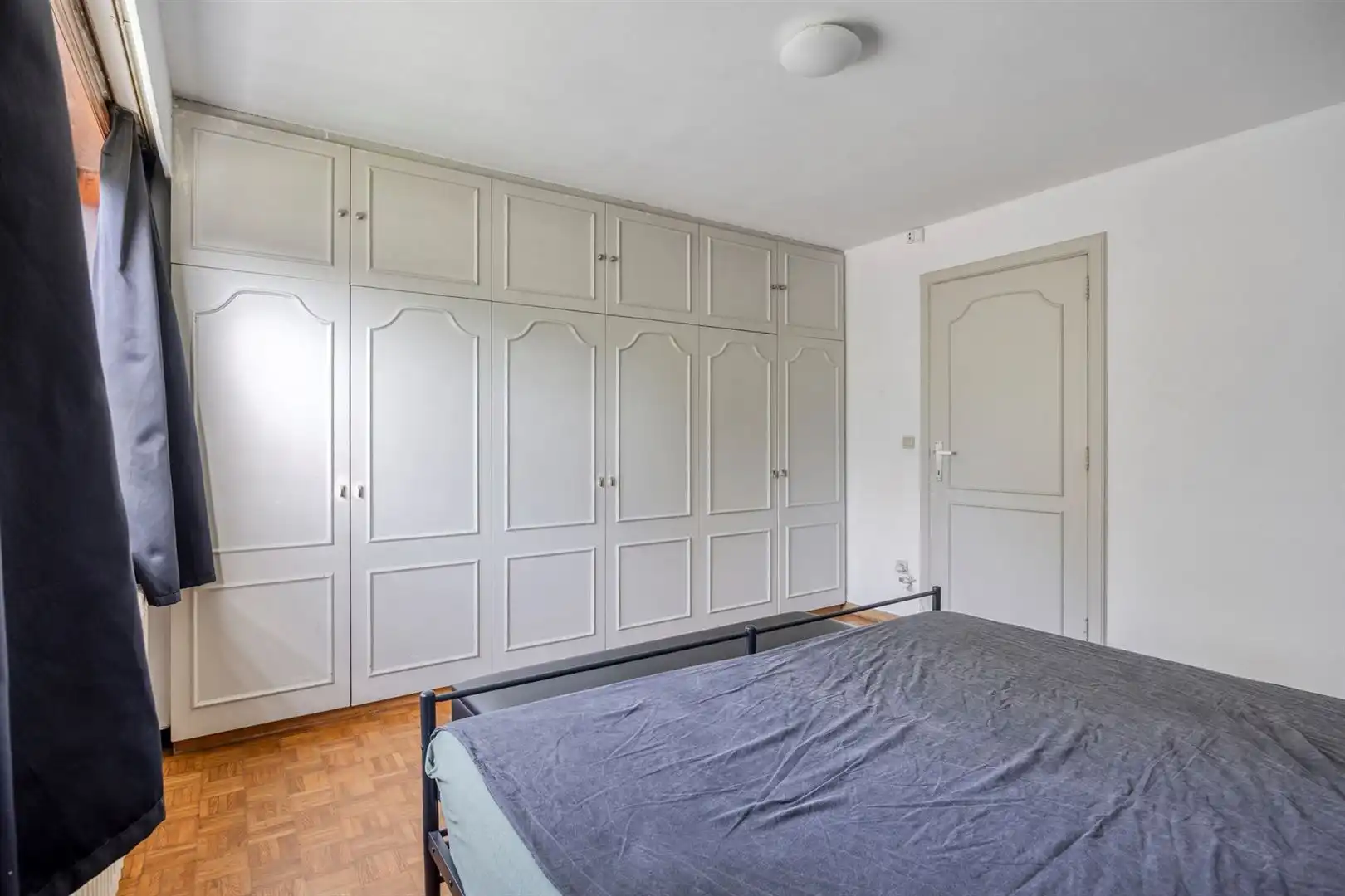 TE KOOP: Gerenoveerd appartement met 2 slaapkamers, terras en garage te Heusden! foto 13