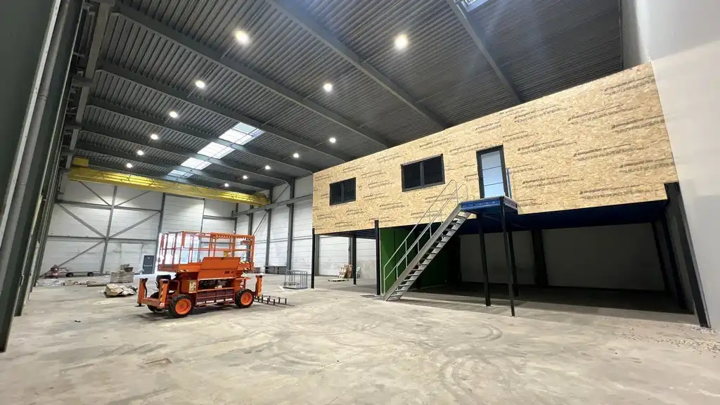 Loods met kantoor te huur in Europark-Noord te Sint-Niklaas foto 3