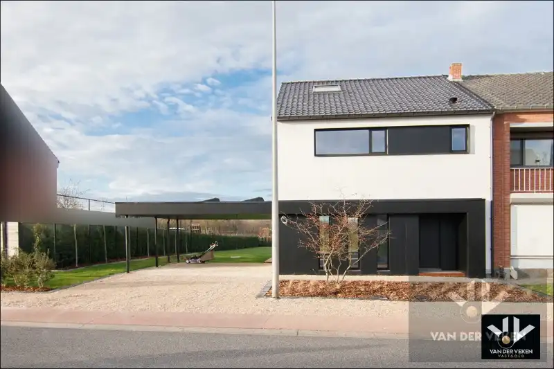 TOTAAL VERNIEUWDE WONING - ENKEL NOG AFWERKEN NAAR EIGEN SMAAK EN INZICHT foto {{pictureIndex}}