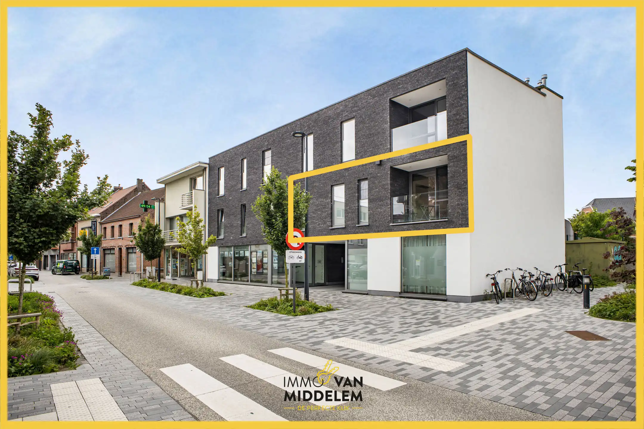 INSTAPKLAAR APPARTEMENT MET 2 SLPKS, 2 TERRASSEN EN GARAGE foto {{pictureIndex}}