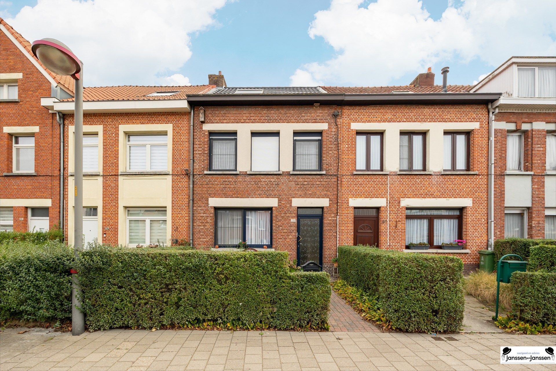Charmante woning met 3 slaapkamers en gezellige tuin op toplocatie te Merksem foto {{pictureIndex}}