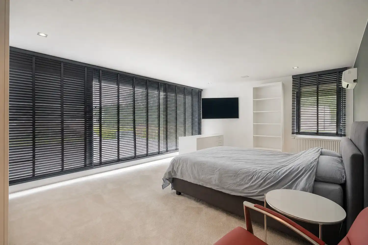 Exclusieve recente villa met verwarmd zwembad, vier garages en inclusief bouwgrond van 10a in een groene omgeving foto 27