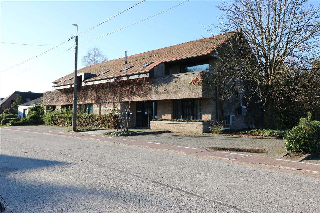 Gunstig gelegen handelszaak met grote zichtbaarheid en parking foto 43