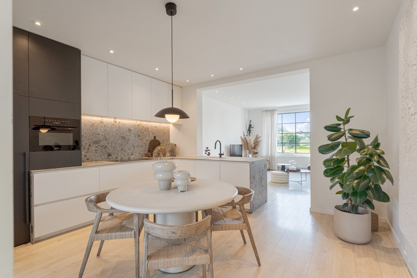 Knap en zeer grondig gerenoveerde halfvrijstaande woning met 4 slaapkamers en tuin in het mooie landelijke Jesseren foto 7