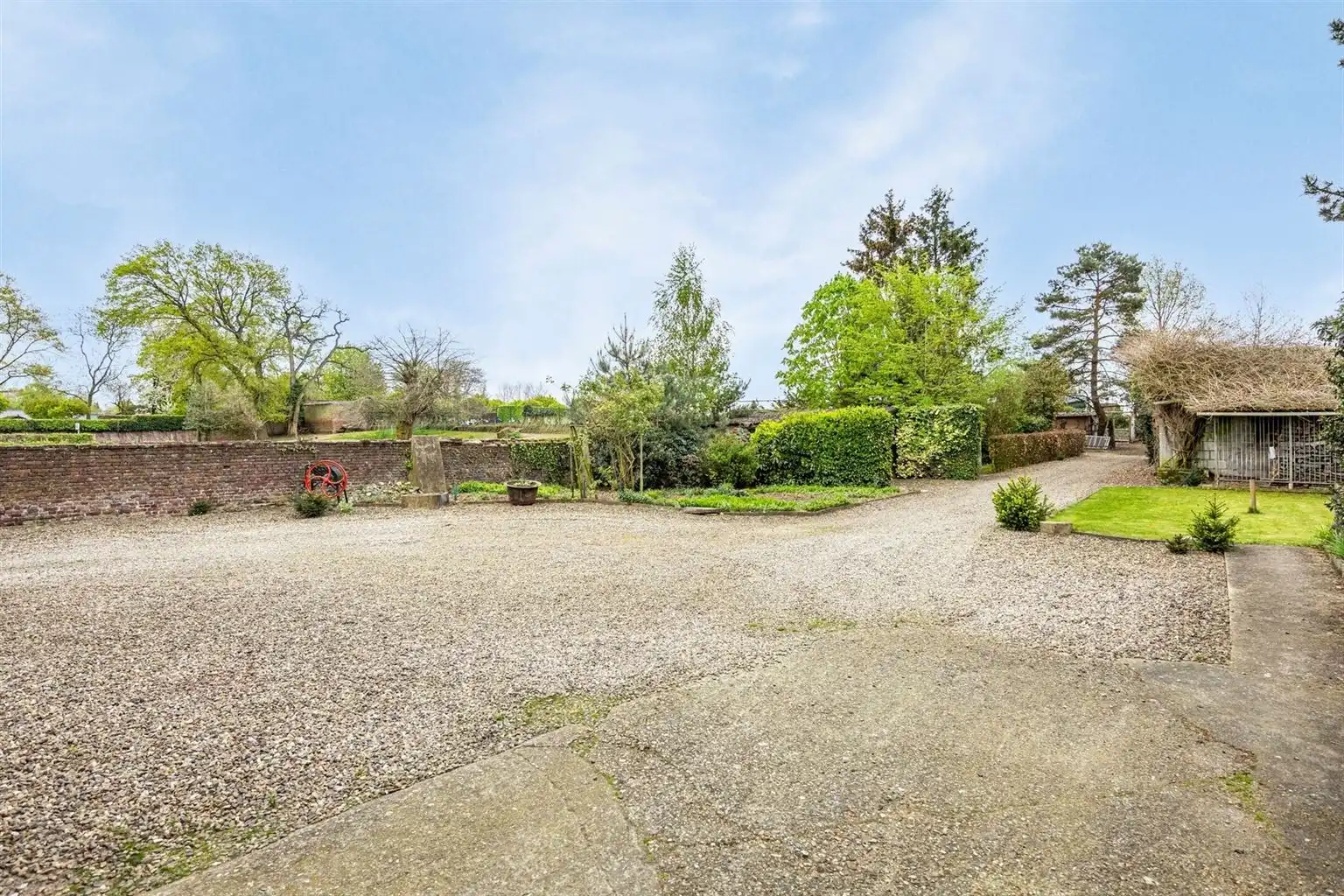 Prachtige 18e-eeuwse hoeve in Maasstijl gelegen in de dorpskern van Ophoven op een perceel van 27a50ca, genaamd "Huize Reynders".  foto 32