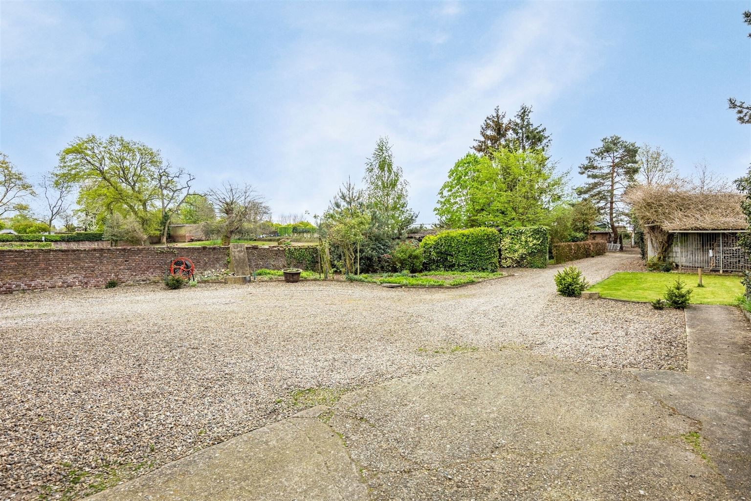 Prachtige 18e-eeuwse hoeve in Maasstijl gelegen in de dorpskern van Ophoven op een perceel van 27a50ca, genaamd "Huize Reynders".  foto 32