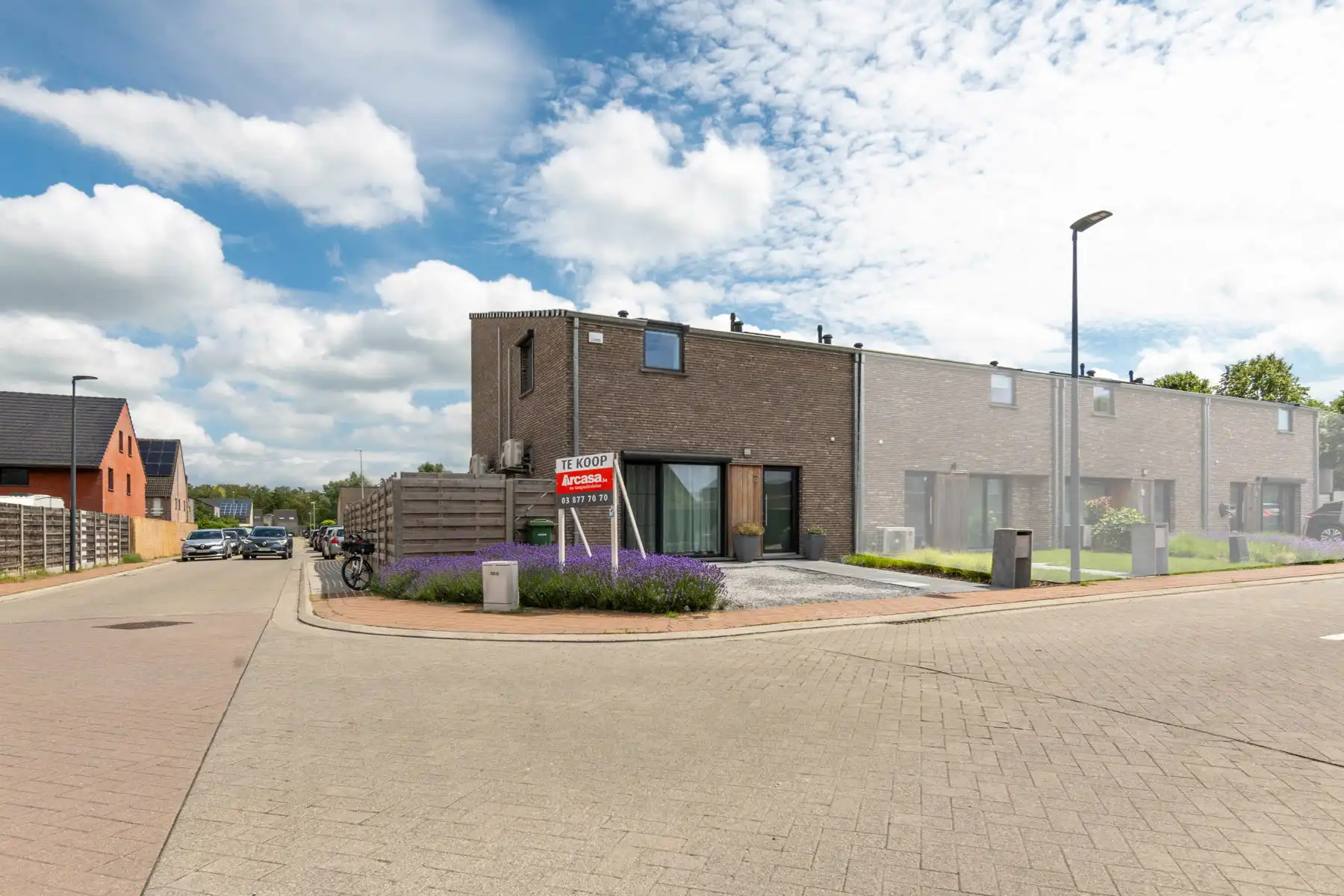 Instapklare halfopen bebouwing te Niel. foto {{pictureIndex}}