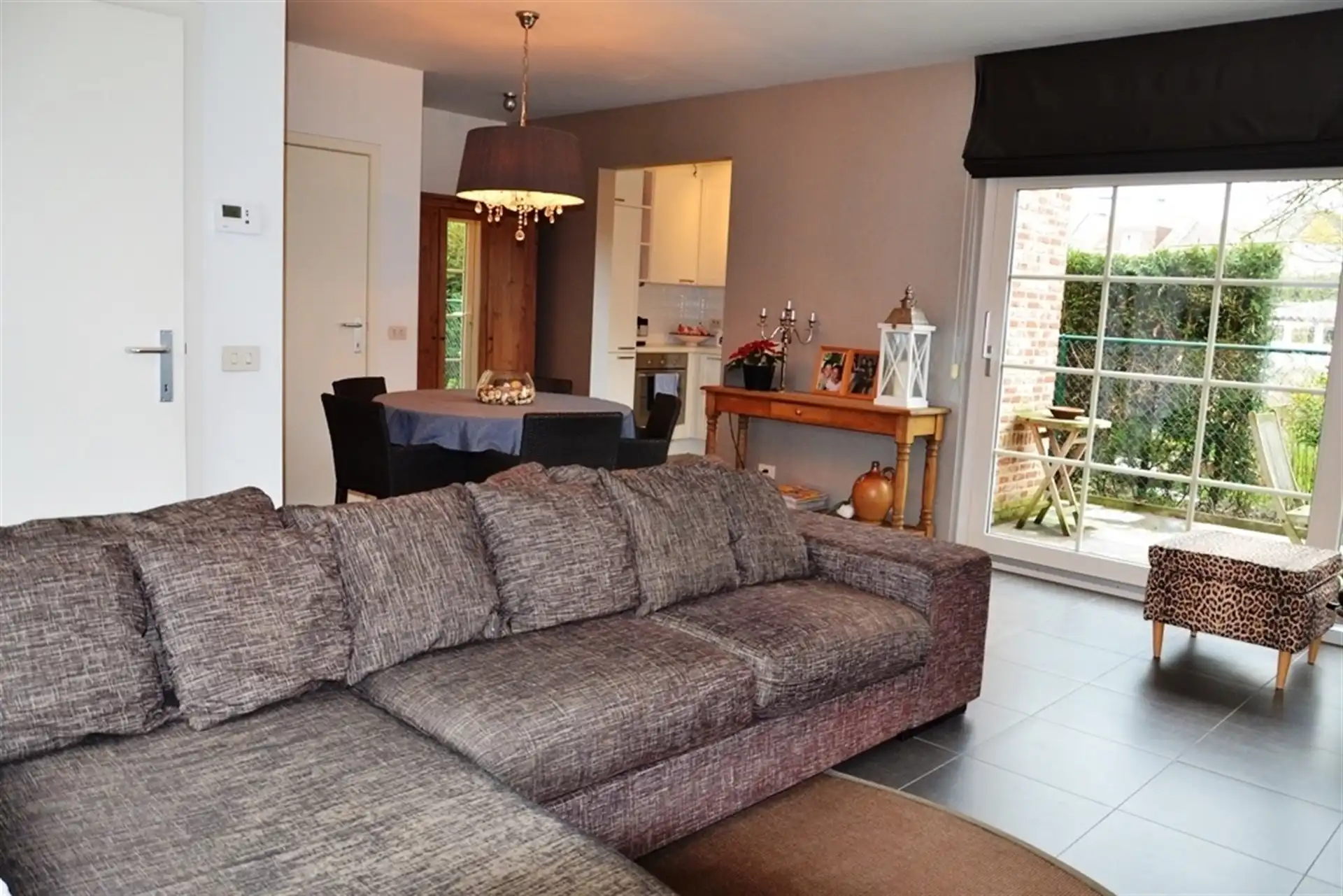 Mooi gelegen lichtrijke woning met terras en voortuintje. foto 3