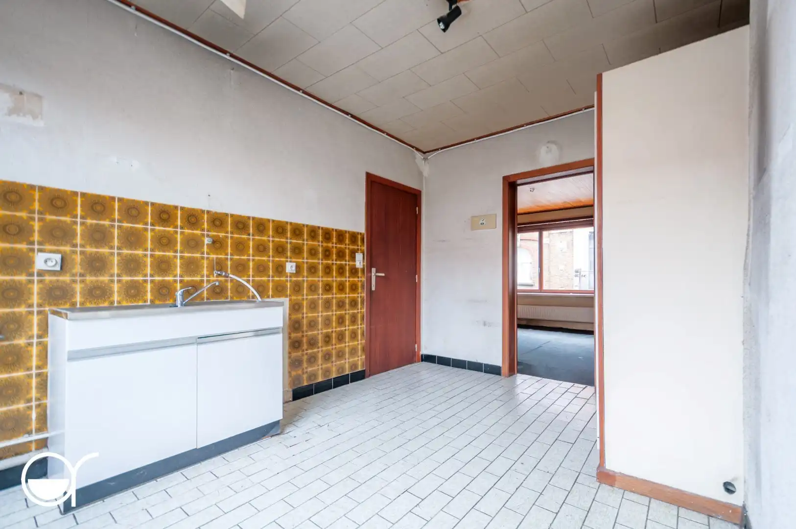 Te renoveren rijwoning vlakbij het Sint-baafskouterpark & Rozebroeken.  foto 5