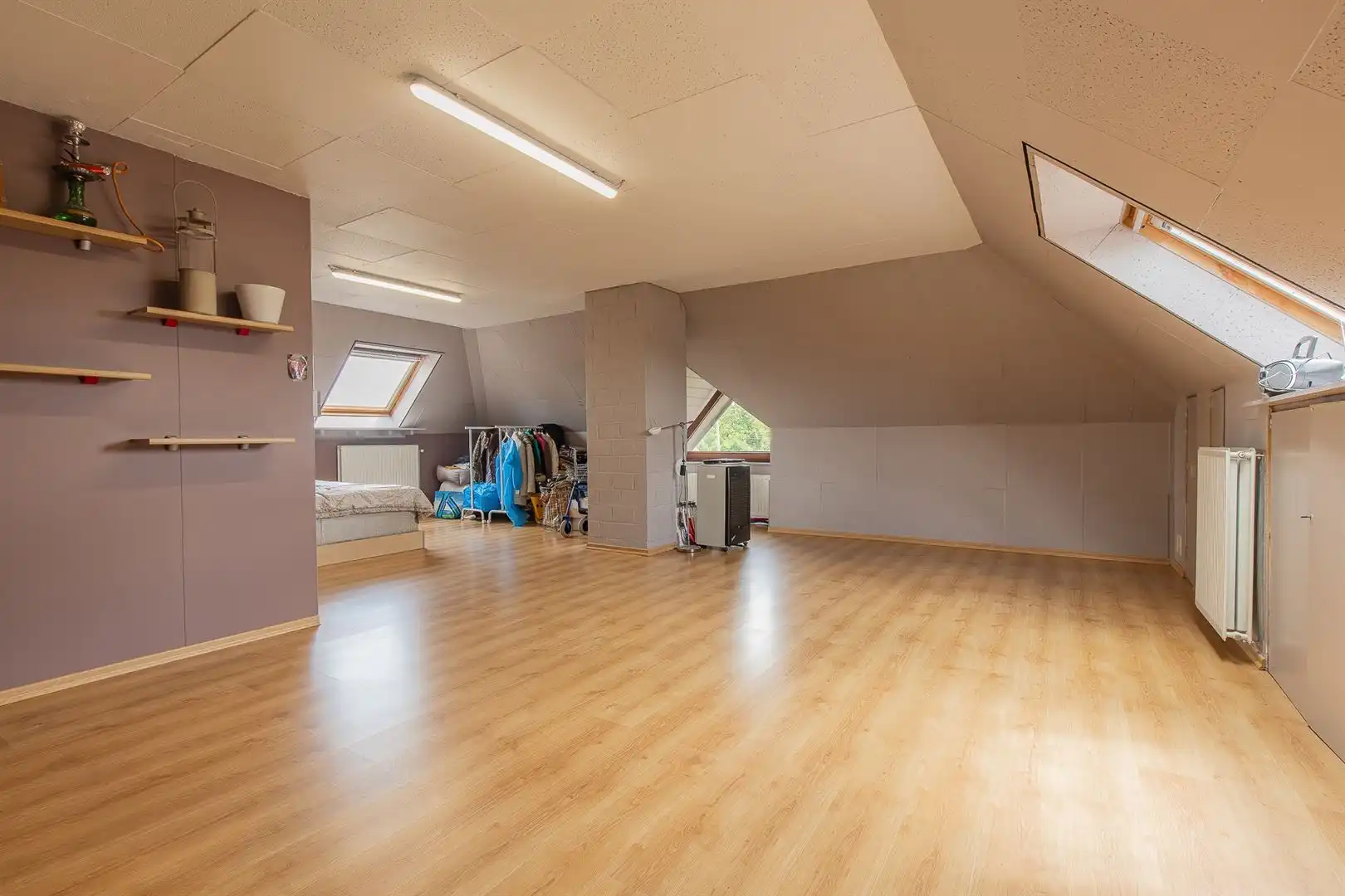 Ruime halfopen bebouwing met carport, grote zolder, zonnepanelen en thuisbatterij in Oudegem bij Dendermonde. foto 22