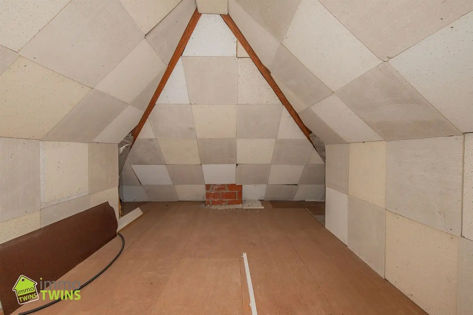 Ruime halfopen bebouwing met carport, grote zolder, zonnepanelen en thuisbatterij in Oudegem bij Dendermonde. foto 22