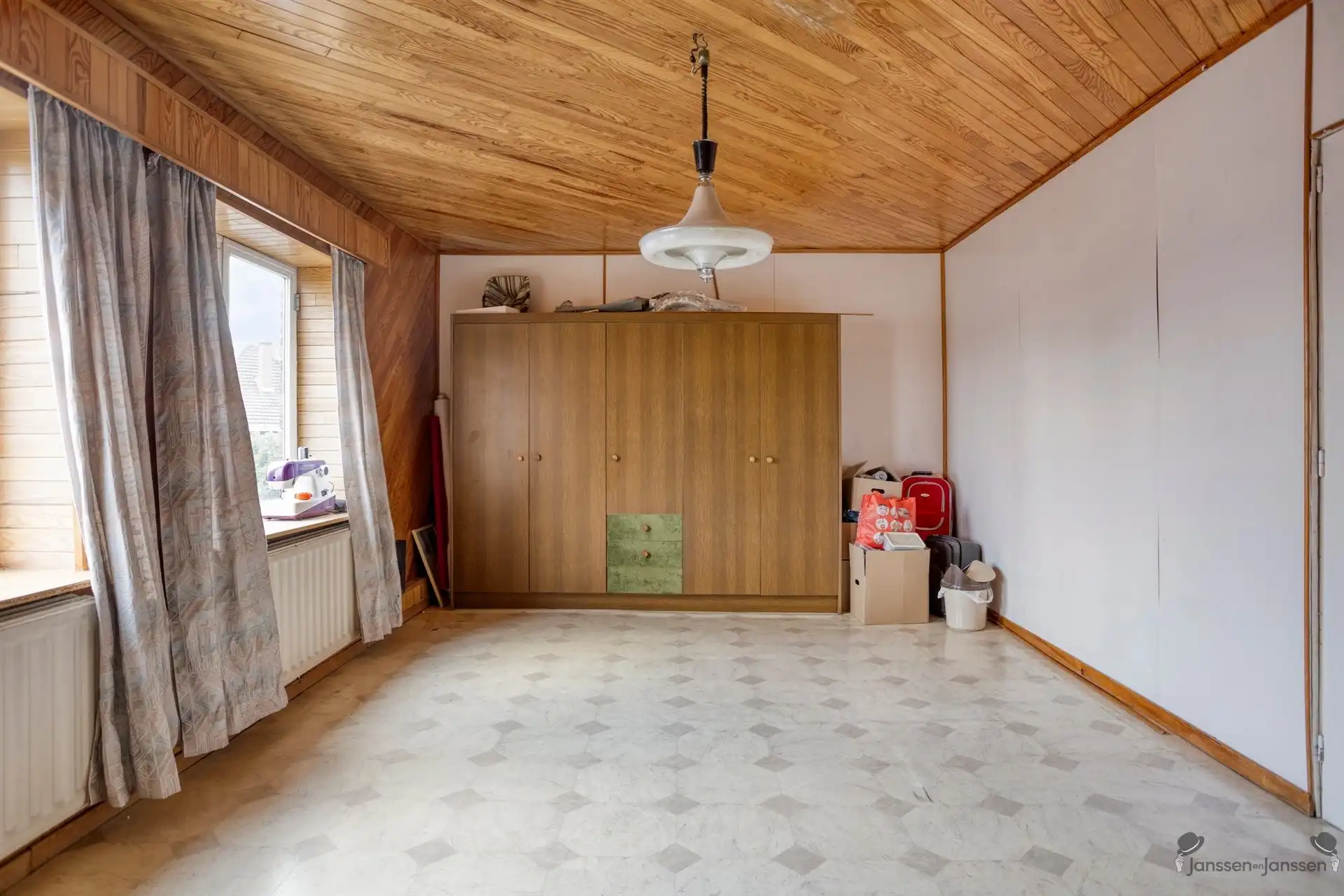 Ruime renovatiewoning met polyvalente bijgebouwen foto 18