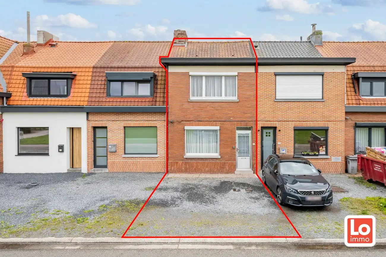 Hoofdfoto van de publicatie: Volledig te renoveren gesloten woning met afzonderlijke garage en een leuke stadstuin op een toplocatie nabij het centrum van Lochristi!