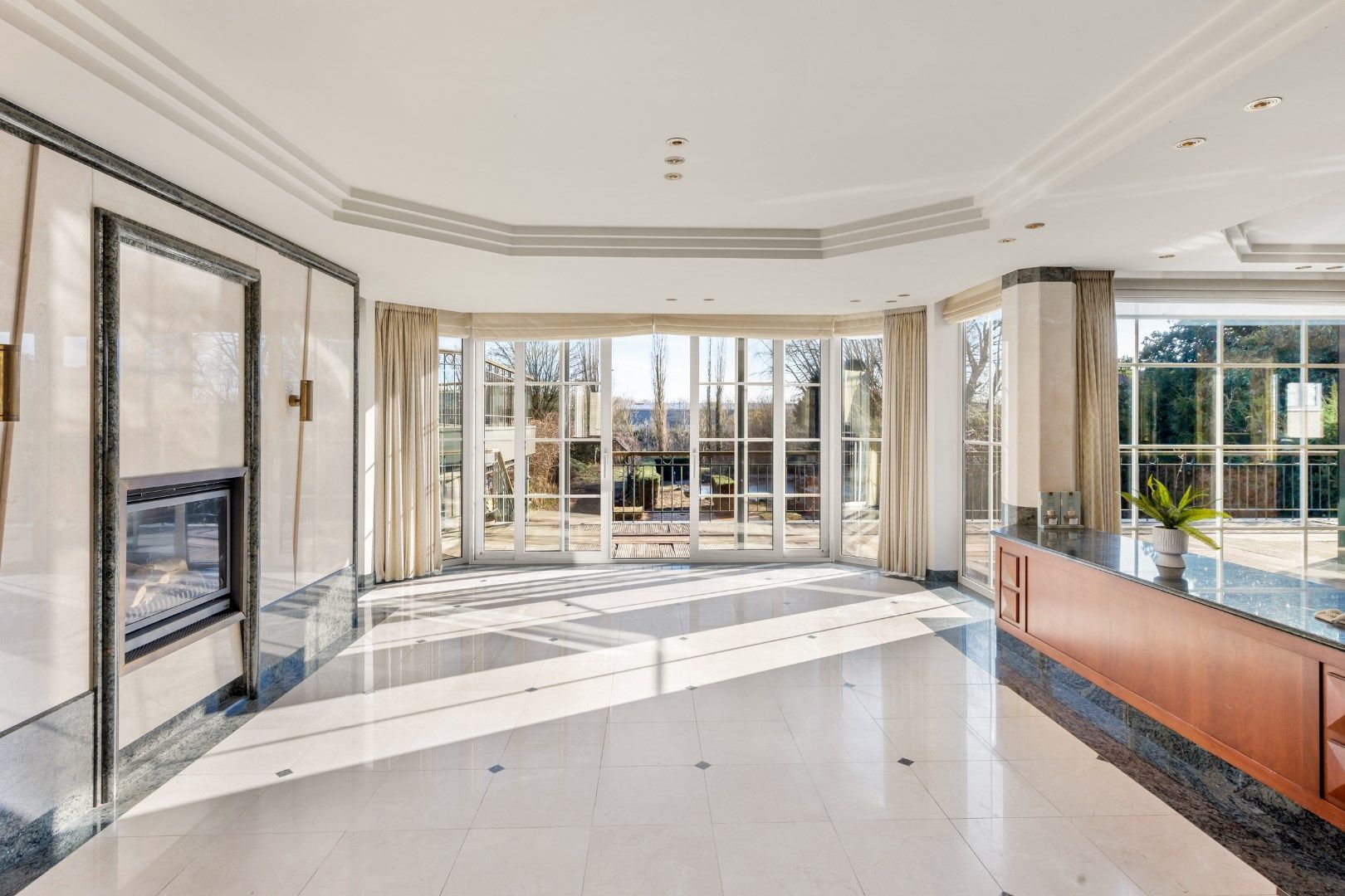 GEBOUW OP 2588M² MET 447M² BEW. OPP., 5 SLPKS, 3 BADKAMERS EN 3 GARAGES AAN DE LEIE foto {{pictureIndex}}