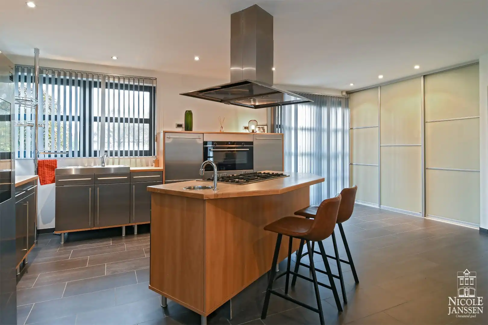 Moderne gezinswoning met bijzondere vormgeving foto 11