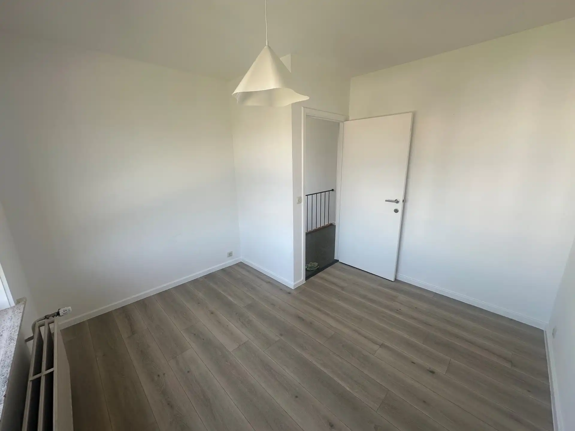 Ruime gezinswoning met 4 slaapkamers, garage en tuin foto 8