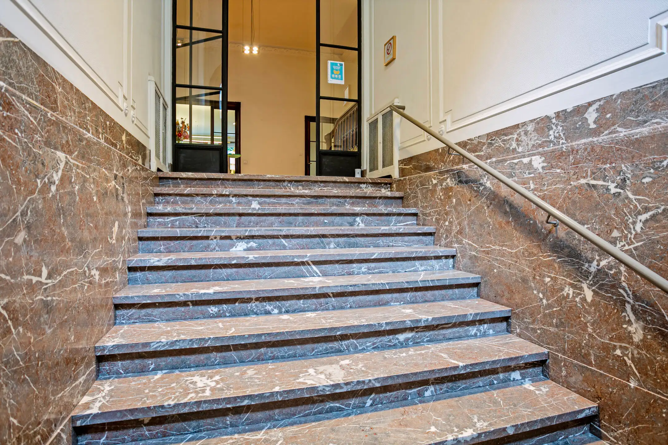 ANTWERPEN - Majestueus gebouw met parking foto 5