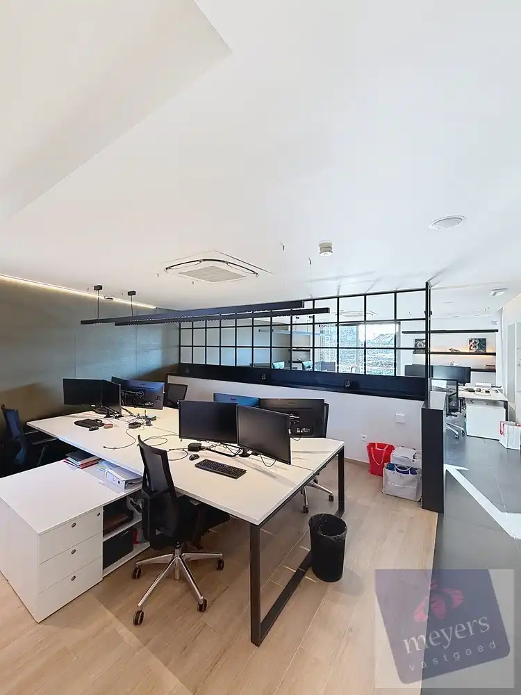 Veelzijdig commercieel pand met 14 parkeerplaatsen op topligging in Hasselt foto 8