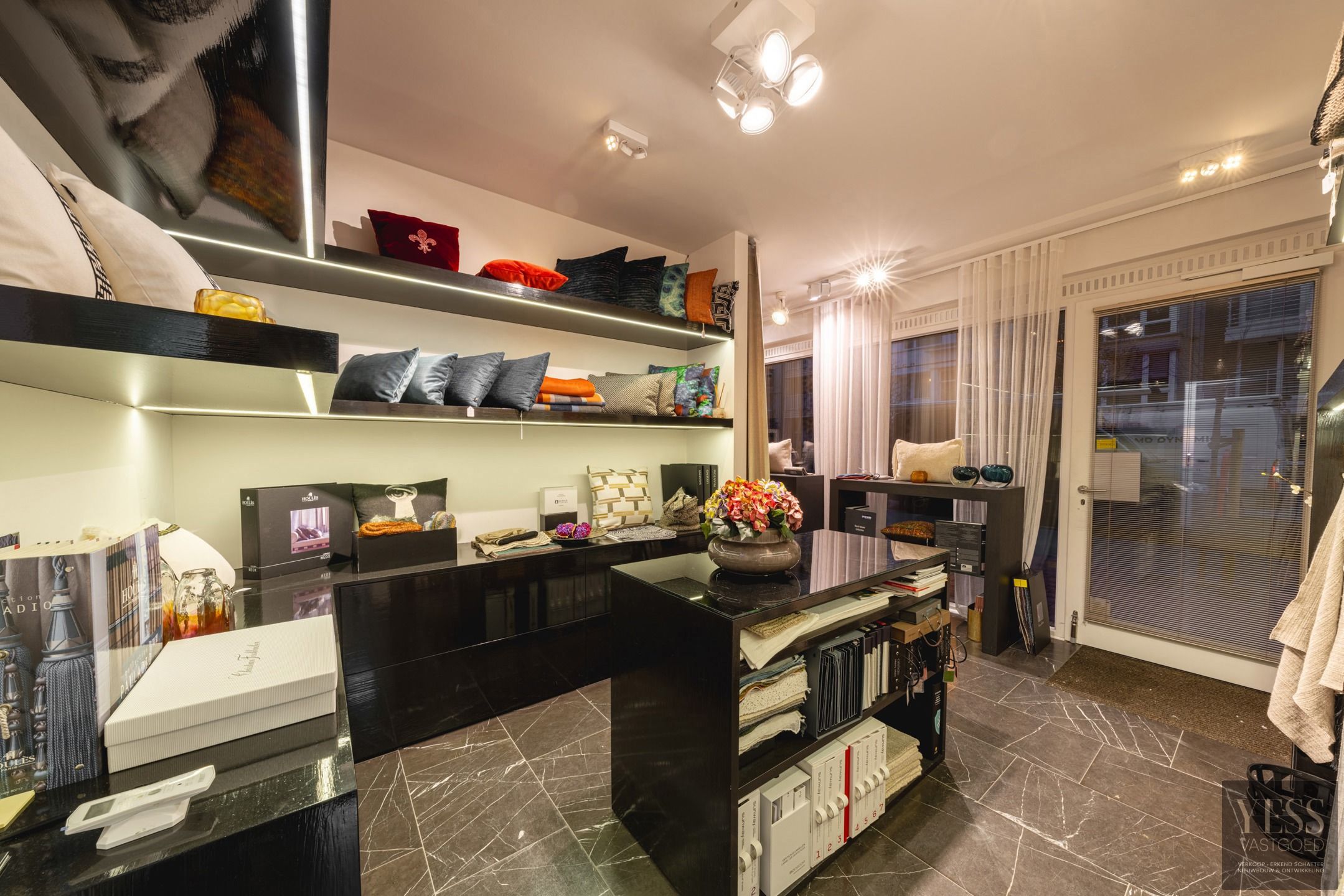 Ruim ingericht handelspand met studio te Knokke! foto 9