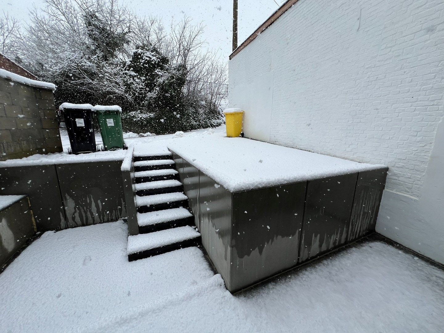 Gerenoveerde rijwoning met 2 slpks, poyvalente zolderruimte, terras en autostaanplaats foto 2