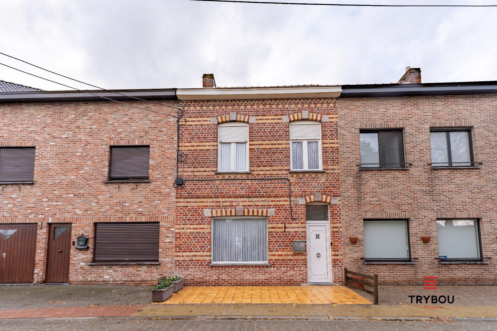 Gezinswoning met tuin, garage én uitweg in hartje Ieper foto 2