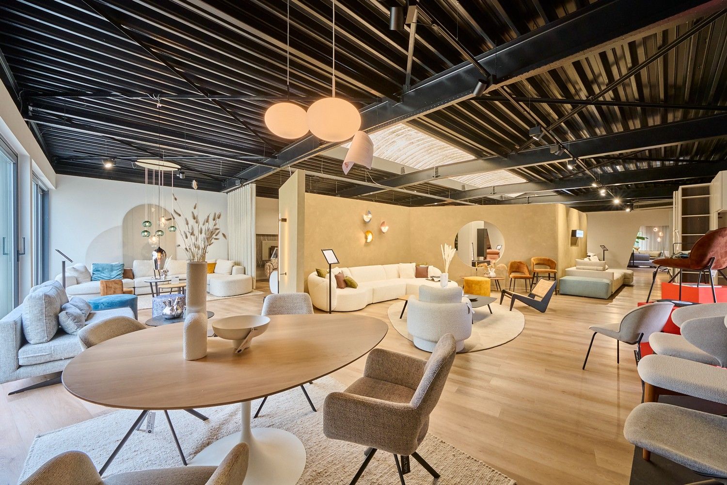 Showroom met magazijn foto 9