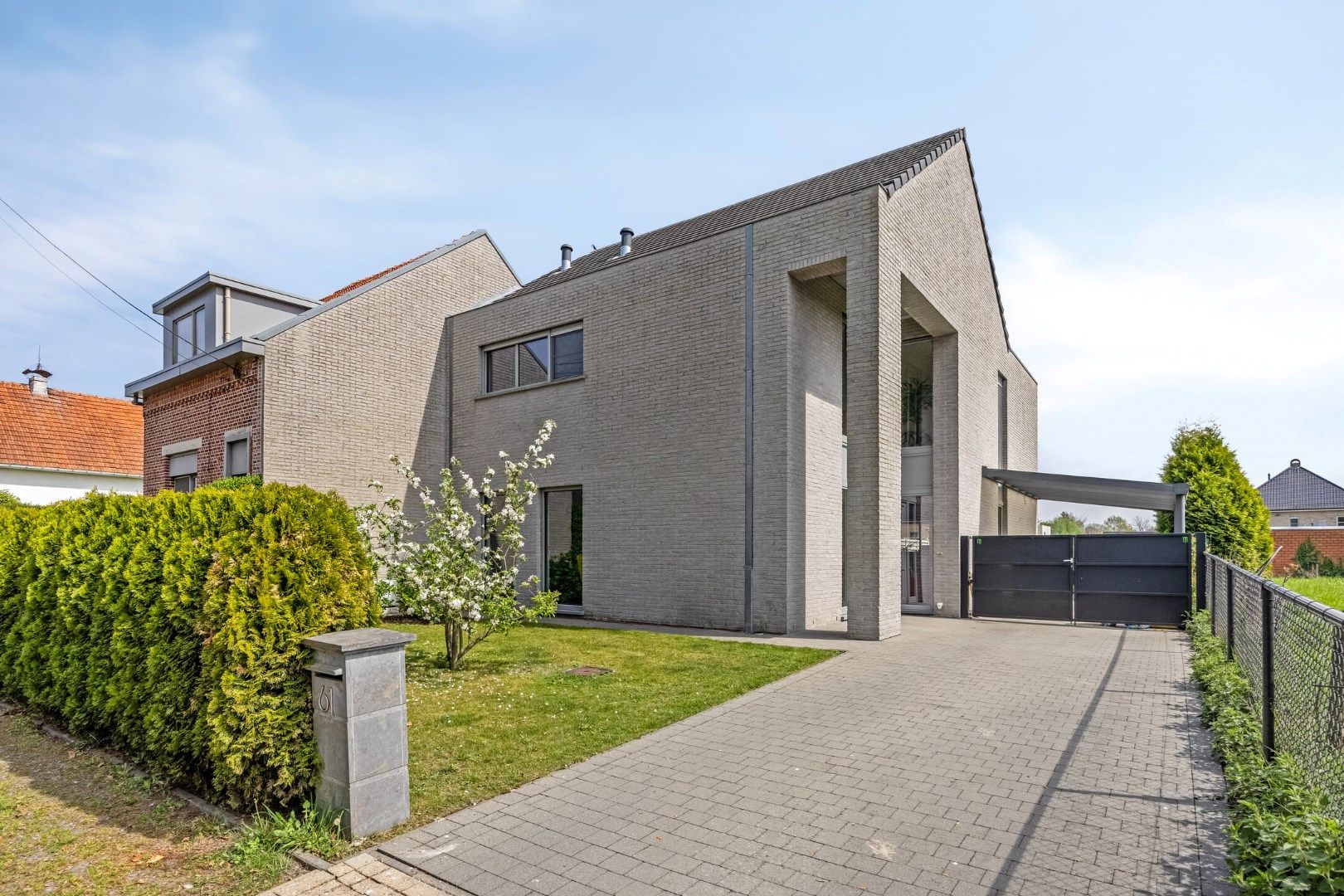 Recente woning met 4 slaapkamers op een perceel van 624 m² !  foto {{pictureIndex}}