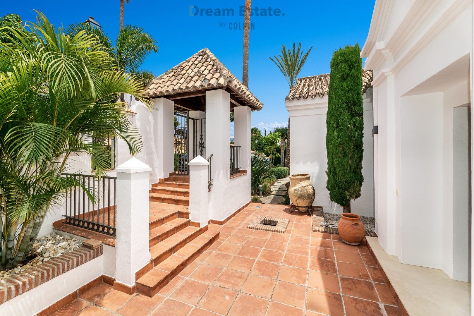 Een werkelijk prachtige Andalusische villa tegenover de golf te Benahavis regio. foto 3