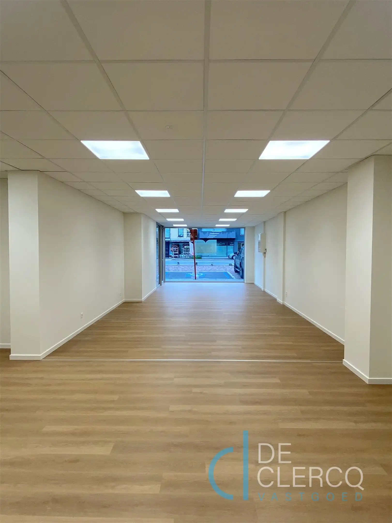 Nieuw, ruim kantoor met parking te huur centrum Lochristi!  foto 2