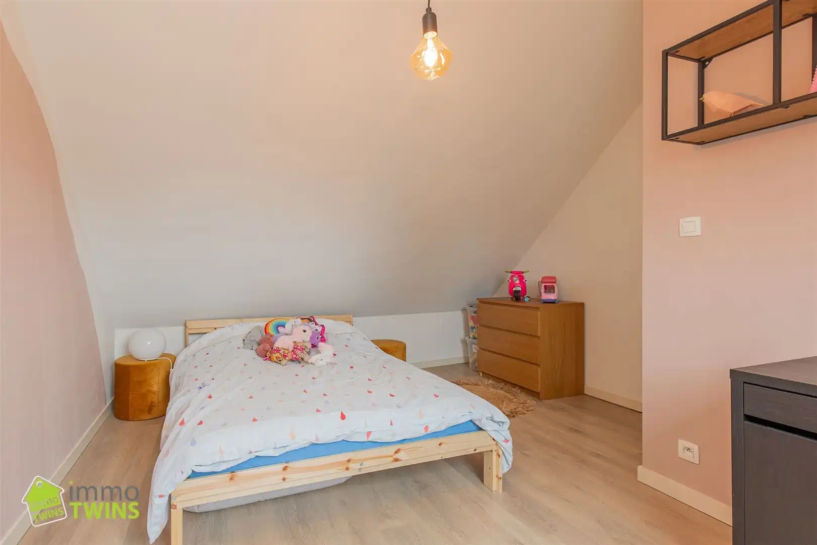 In een rustige maar toch centraal gelegen straat ontdekken we deze volledig instapklare, verrassend ruime en bijzonder energiezuinige woning foto 19