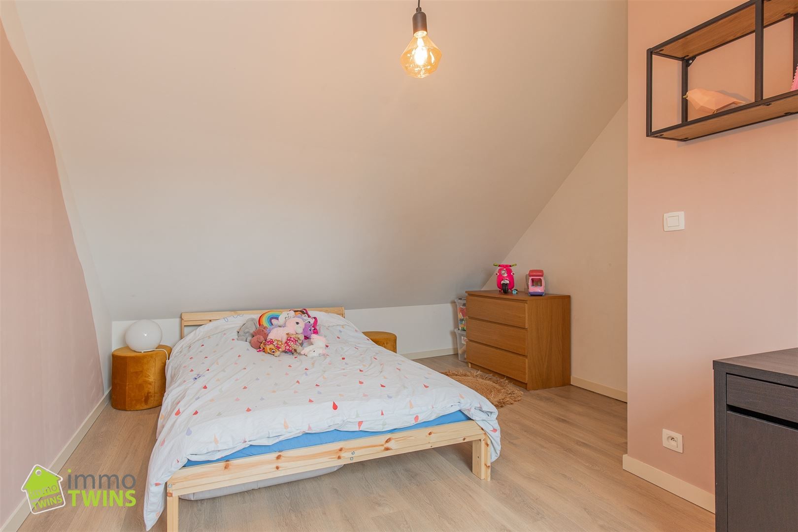 In een rustige maar toch centraal gelegen straat ontdekken we deze volledig instapklare, verrassend ruime en bijzonder energiezuinige woning foto 19