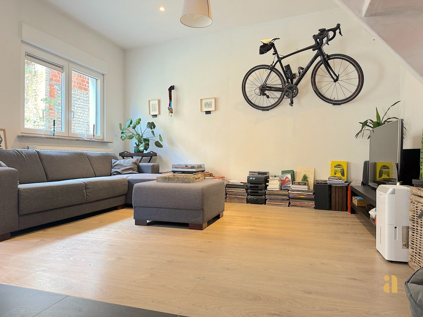 Lichtrijke woning in een gezellige leefstraat foto {{pictureIndex}}