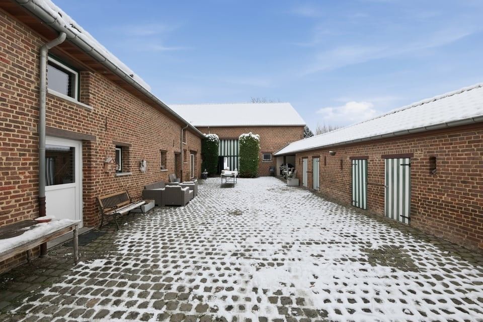 UNIEKE VIERKANTSHOEVE MET KARAKTER EN EINDELOZE MOGELIJKHEDEN IN ZOUTLEEUW foto {{pictureIndex}}