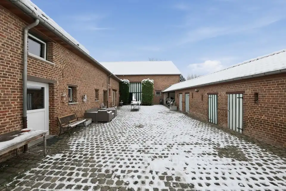 UNIEKE VIERKANTSHOEVE MET KARAKTER EN EINDELOZE MOGELIJKHEDEN IN ZOUTLEEUW foto {{pictureIndex}}