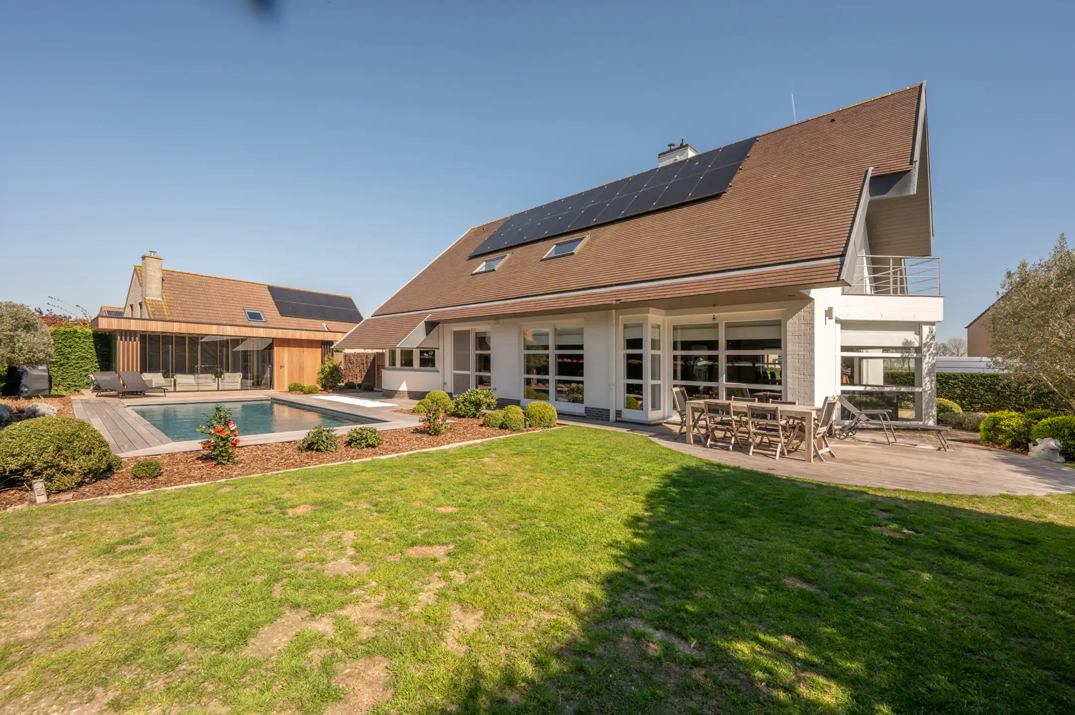 Tijdloze villa met buitenzwembad en exclusief poolhouse foto 2