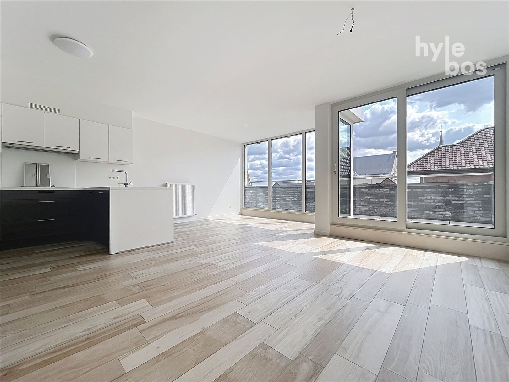 Centraal gelegen, instapklaar 2 slaapkamer appartement met autostaanplaats foto 3
