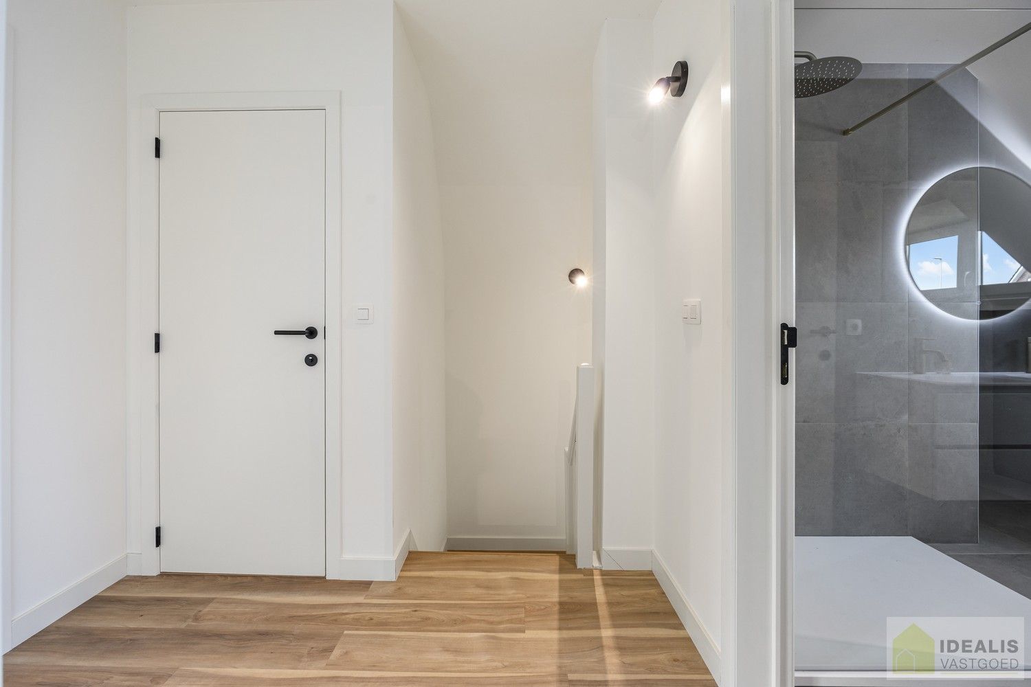 IDEALIS VASTGOED – Schitterend volledig vernieuwde woning met een heerlijke open leefruimte, luxe keuken, 3 ruime slaapkamers, een ruime luxueuze badkamer én een ruime wasplaats! Dit heerlijke huis bevindt zich op een volledig nieuw aangelegd perceel van 7a 88ca vlakbij het centrum van Hamont-Achel, op slechts enkele minuten van de Nederlandse grens - EEN MUST VISIT! - foto 29