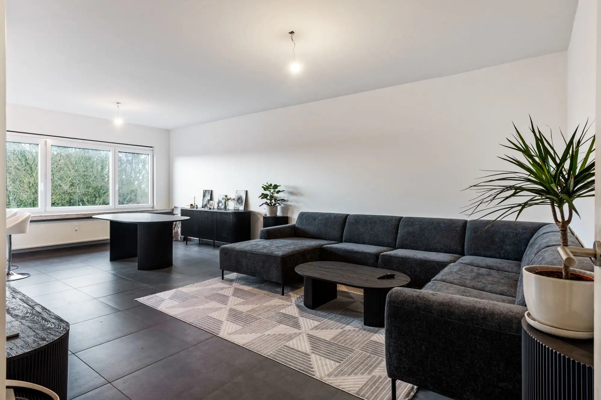 Volledig gerenoveerd 2-slaapkamerappartement met terras, garagebox en groen uitzicht! foto 2
