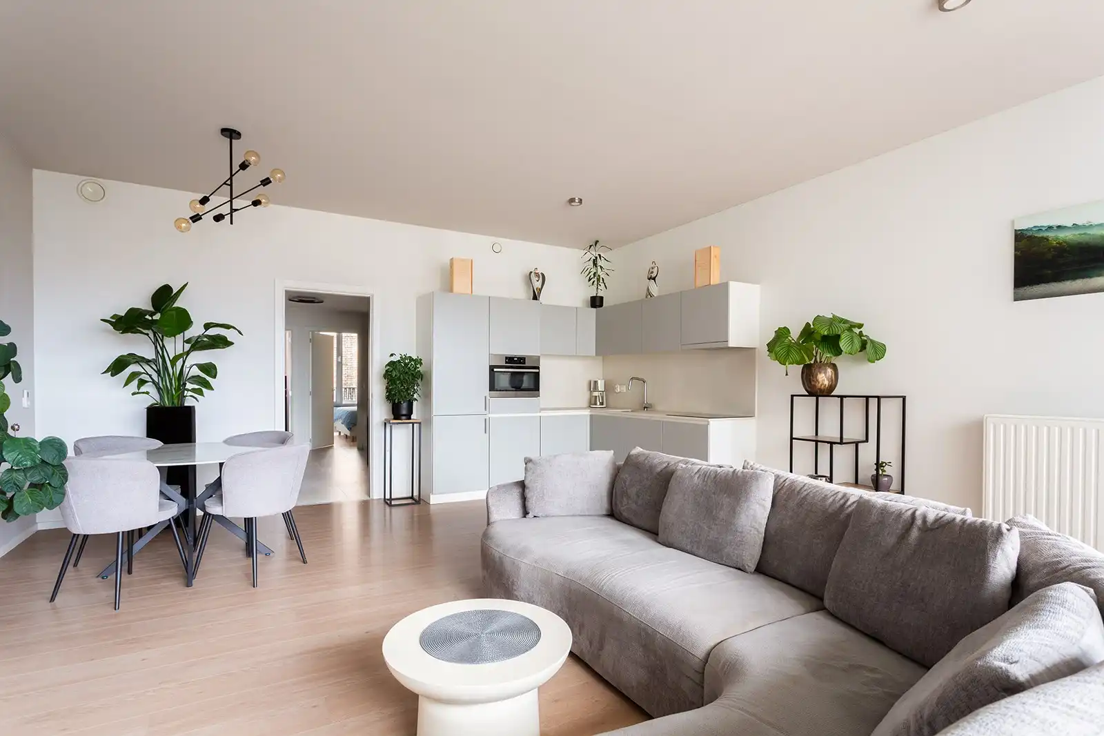 Wonen aan een verscholen plein, midden in de stad foto {{pictureIndex}}
