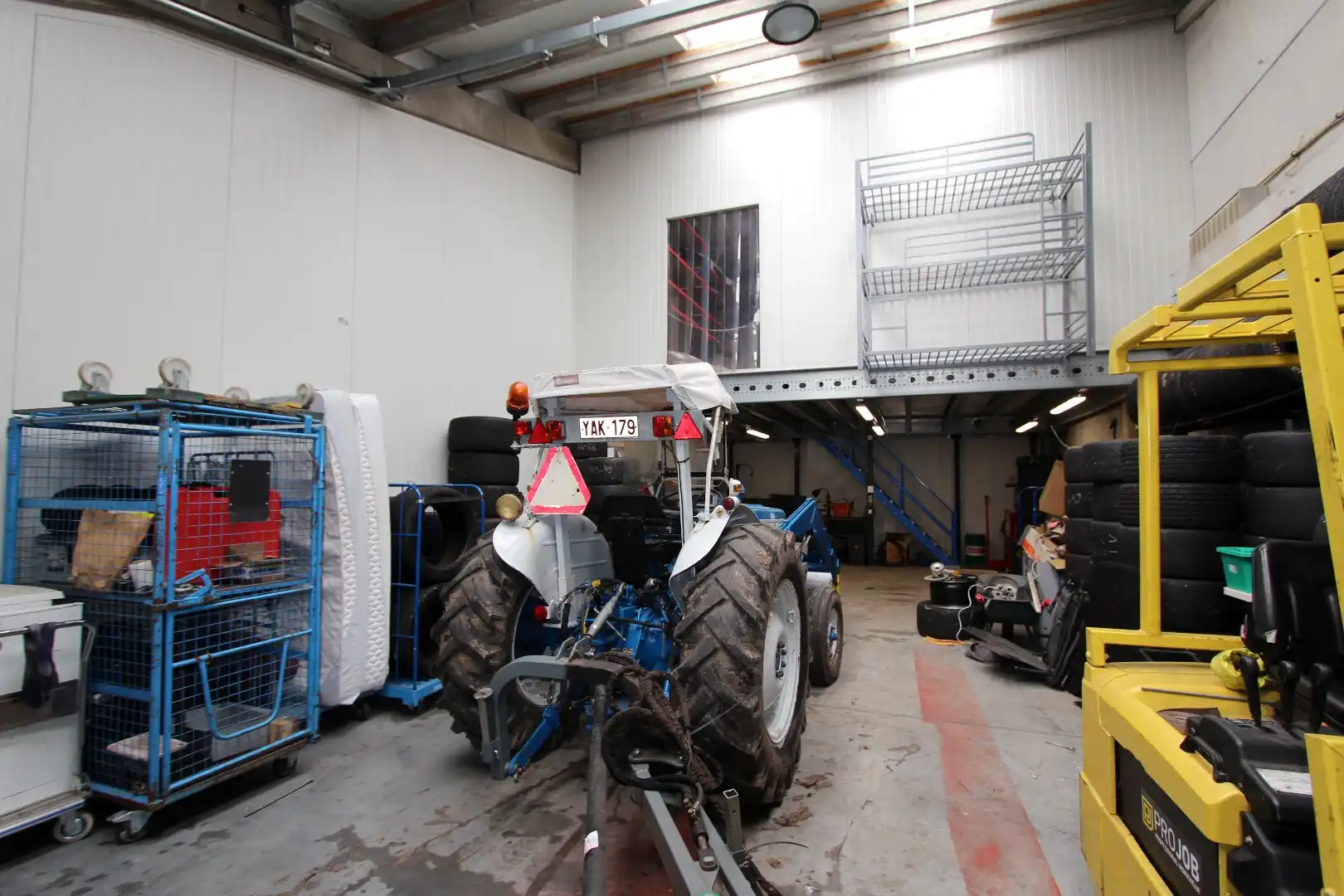Ruime toonzaal, atelier langs de expressweg Knokke- Antwerpen te Eeklo foto 14