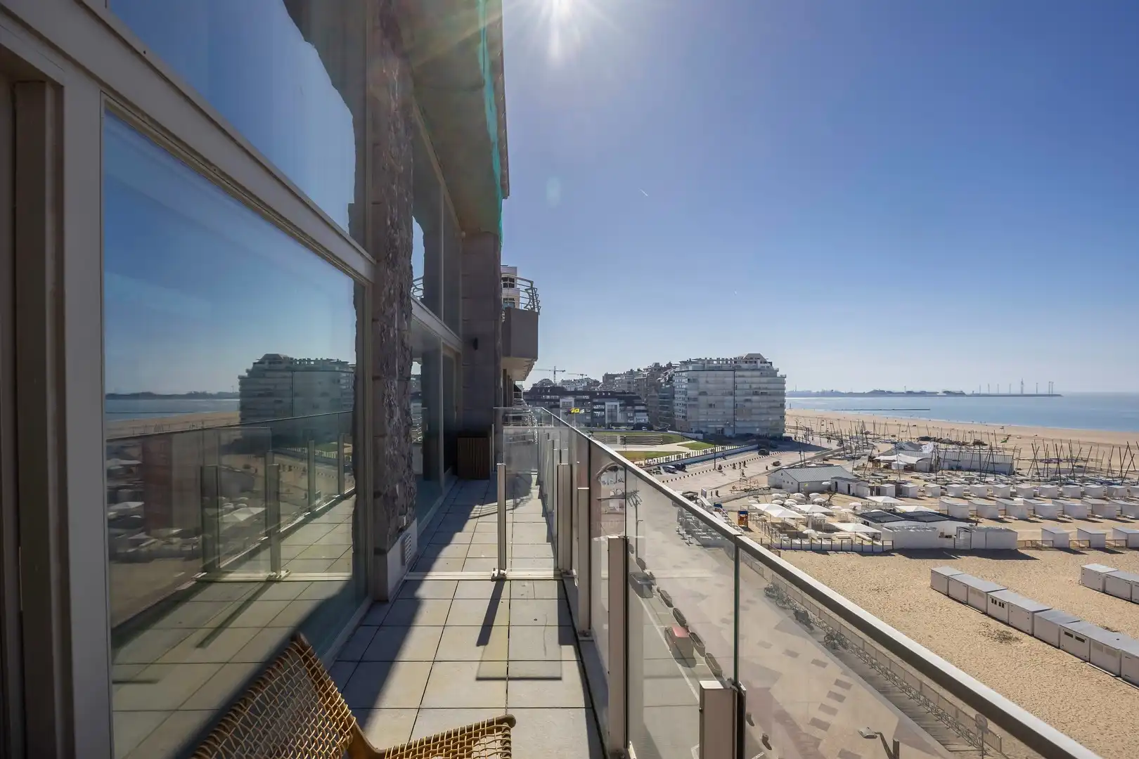 Exclusieve mezzanine met panoramisch frontaal zeezicht – Residentie Royal Navy foto {{pictureIndex}}