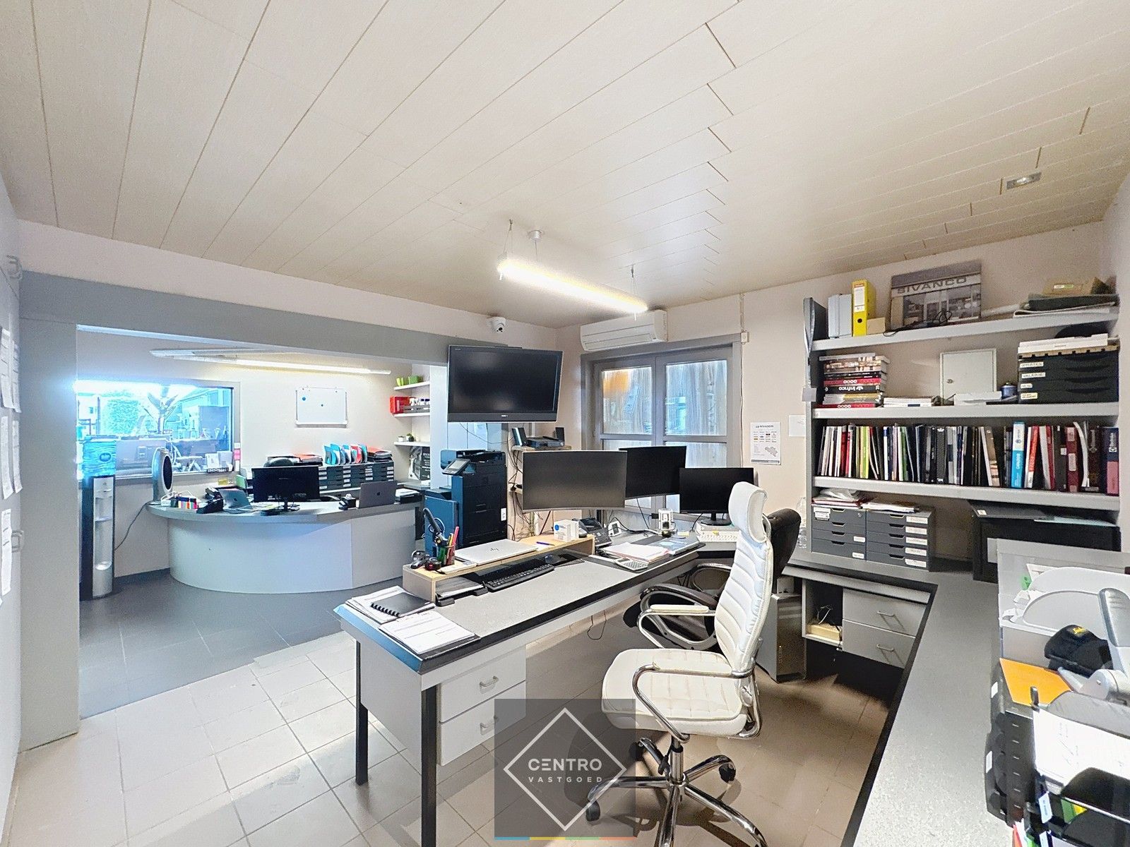BEDRIJFSPAND te koop op AAA-locatie! Verwarmd MAGAZIJN/TOONZAAL met burelen en instapklare WONING te Brugge (Sint-Michiels). foto 3